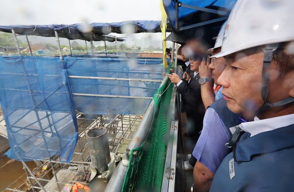 6일 송치영 포스코이앤씨 사장이 작업자가 중상을 입고 의식불명에 빠진 사고가 발생한 경기도 광명시 포스코이앤씨 고속도로 건설공사 현장에서 더불어민주당 을지로위원회 위원들과 사고 현장을 살펴보고 있다. (사진=연합뉴스)