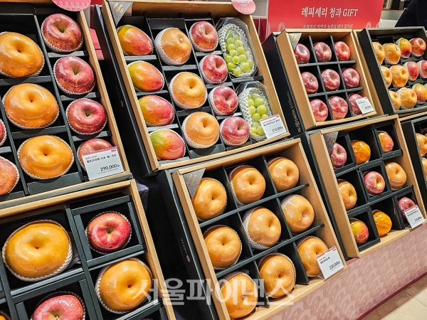 서울 중심가 한 백화점에 진열된 청과 설 선물세트. (사진=박소다 기자)