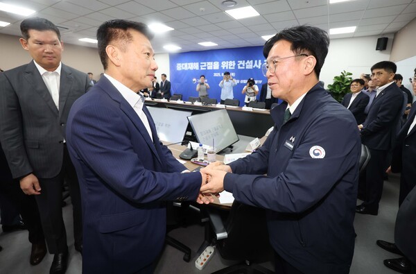 김영훈 고용노동부 장관(오른쪽)이 14일 서울 중구 직업능력심사평가원에서 열린 중대재해 근절을 위한 건설사 간담회에서 송치영 포스코이앤씨 대표이사와 악수하고 있다. (사진=연합뉴스)