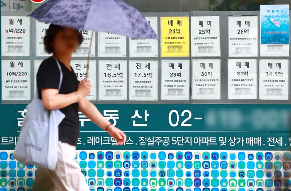 서울 시내 한 부동산중개업소에 게재된 매물 안내문. (사진=연합뉴스)