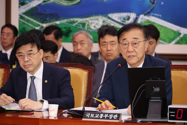 19일 서울 여의도 국회에서 열린 국토교통위원회 전체회의에서 김윤덕 국토교통부 장관이 의원 질의에 답하고 있다. (사진=연합뉴스)