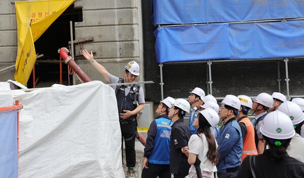더불어민주당 산업재해예방 테스크포스(TF) 김주영 단장, 박해철 간사 등이 지난 14일 오후 노동자가 추락 사망한 의정부 DL건설 아파트 신축 공사 현장을 방문해 관계자 설명을 듣고 있다. (사진=연합뉴스)
