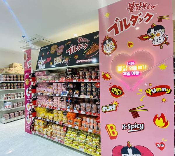 일본 신오쿠보 불닭 매대 사진 (사진=삼양식품)