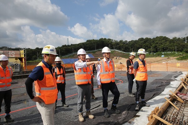 김윤해 한화 건설부문 안전환경경영실장(왼쪽 네번째)가 임직원들에게 안전보건개선사항을 전달하고 있다. (사진=한화건설부문)