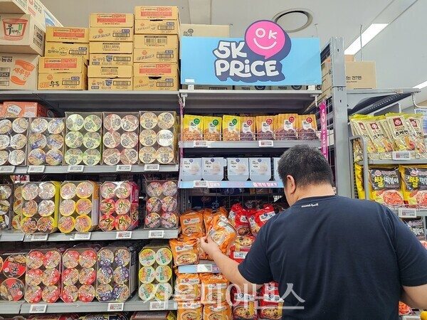 이마트를 방문한 한 고객이 5K 프라이스 라면 제품을 살펴보고 있다. (사진=박소다 기자)
