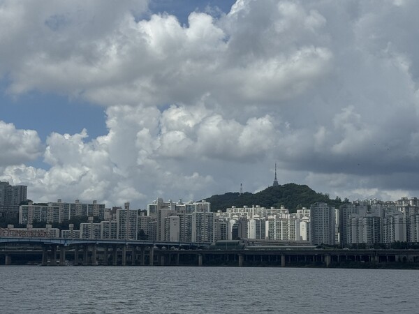 한강에서 바라 본 서울 아파트들. (사진=오세정 기자)
