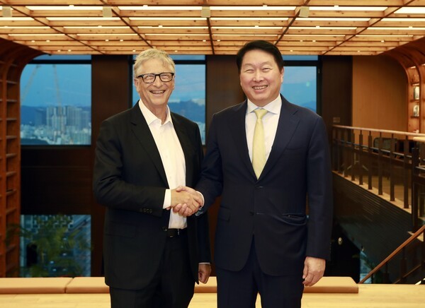 최태원 SK 회장(오른쪽)과 빌 게이츠 게이츠재단 이사장이 21일 서울 종로구 SK서린빌딩에서 악수를 하고 있다. (사진=SK)