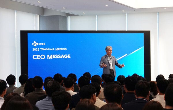 신영수 CJ대한통운 대표가 22일 서울 종로 본사에서 열린 '2025 타운홀 미팅'에서 임직원들에게 발표하고 있다 (사진=CJ대한통운)  