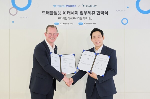 (왼쪽부터)도널드 모리스 캐세이 한국 지사장과 김형우 트래블월렛 대표 (사진=트래블월렛)