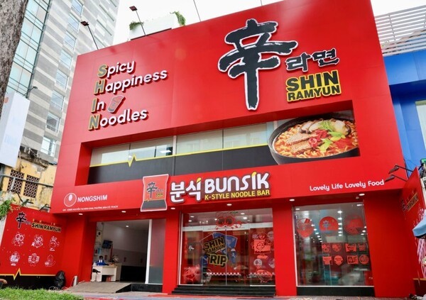 베트남 호찌민에 있는 '신라면 분식'. (사진=농심)