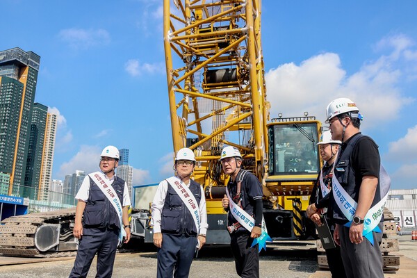 윤길호 계룡건설 대표이사(왼쪽에서 두 번째)가 '안전한 일터 프로젝트' 결의대회와 함께 현장 안전 점검을 진행하고 있다.(사진=계룡건설)