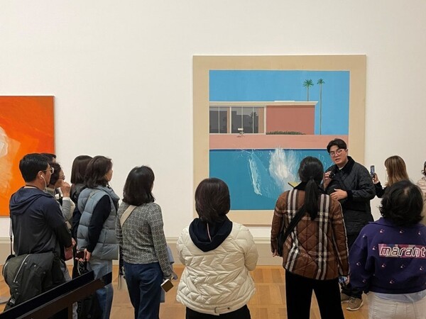 롯데문화센터 아트 투어에 참여한 고객들. (사진=롯데백화점)