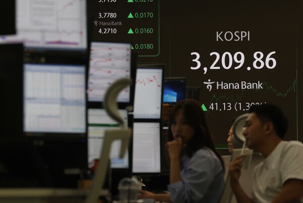 25일 중구 하나은행 본점 딜링룸 전광판에 코스피가 표시돼 있다. (사진=연합뉴스)