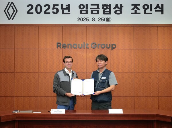 스테판 드블레즈 르노코리아 사장(왼쪽)과 박종규 노동조합 위원장이 지난 25일 부산공장에서 열린 2025년 임금협상 조인식에서 합의안에 서명 후 기념촬영을 하고 있다. (사진=르노코리아)