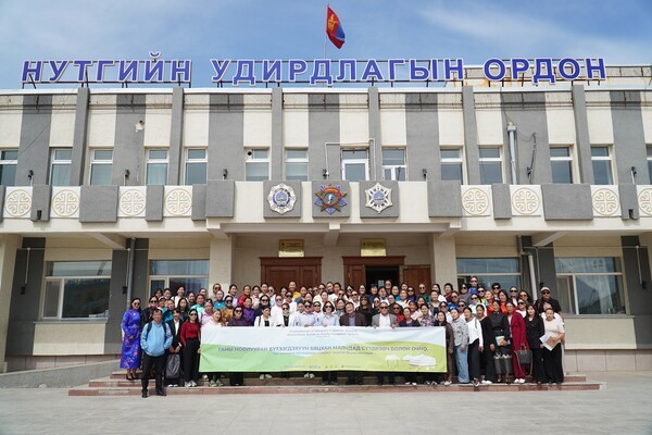몽골 수흐바타르도청 건물에서 지속가능한 캐시미어 생산과 여성 리더십 교육을 받은 수흐바타르 아이막 유목민 단체 사진 (사진=코오롱FnC)