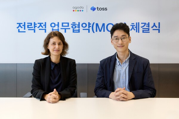 (왼쪽부터) 줄리아나 리타노 아고다 부사장, 오규인 토스 부사장이 26일 서울 강남구 역삼동 토스 본사에서 열린 업무 협약식을 마치고 기념사진을 촬영하고 있다. (사진=토스)