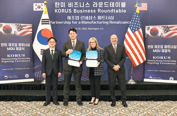 대한항공이 25일(현지시간) 워싱턴DC 현지에서 보잉 차세대 고효율 항공기 103대 구매를 위한 양해각서를 체결했다. 왼쪽부터 김정관 산업통상자원부 장관, 조원태 한진그룹 회장, 스테파니 포프 보잉 상용기부문 사장 겸 CEO, 하워드 러트닉 미국 상무부 장관이 기념 촬영을 하는 모습. (사진=대한항공)