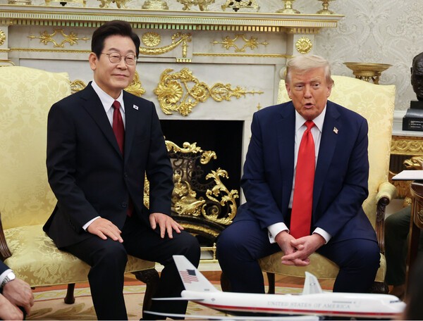 이재명 대통령이 25일(현지시간) 미국 워싱턴 DC 백악관 오벌오피스에서 도널드 트럼프 미국 대통령과 한미 정상회담을 하고 있다. (사진=연합뉴스)