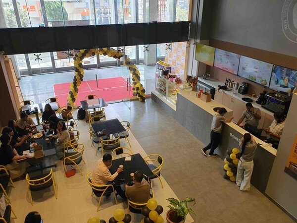 지난 21일 인도 마하라슈트라주 푸네 지역에 문을 연 이마트24 인도 1호점(BHS)에서 고객들이 취식을 하고 있다. (사진=이마트24)