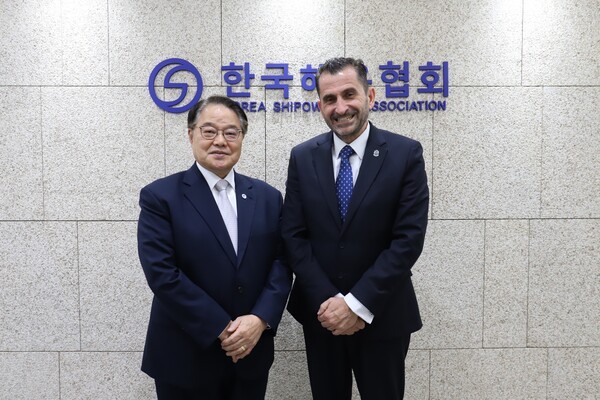 한국해운협회는 27일 국제해운회의소의 토마스 카자코스 사무총장과 해운업계 현안에 대해 논의하고 공동 대응에 뜻을 모았다고 밝혔다. 사진은 양창호 한국해운협회 상근부회장(왼쪽)과 토마스 카자코스 국제해운회의소 사무총장(오른쪽)의 기념사진 (사진=한국해운협회)