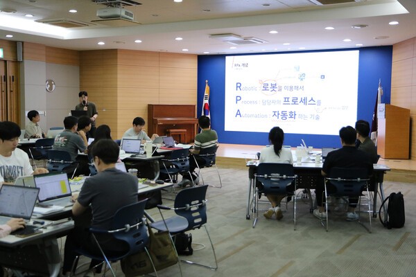 서울 종로구 유진개발원에서 진행된 '2025년 유진그룹 승진자 교육'에 유진그룹 주요 계열사의 직원들이 참여하고 있다. (사진=유진그룹)