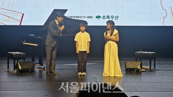 피아노 연주를 마친 김다루 학생이 인터뷰에 응하는 모습 (사진=문영재 기자)