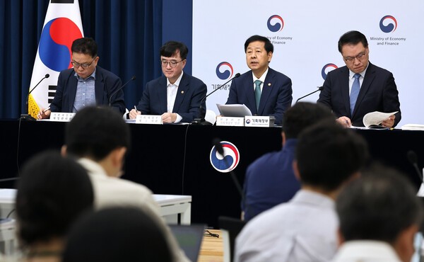 구윤철 부총리 겸 기획재정부 장관(오른쪽 두 번째)이 지난 28일 정부세종청사 중앙동 공용브리핑실에서 2026년도 예산안에 관해 설명하고 있다. 오른쪽부터 유병서 예산실장, 구 부총리, 임기근 2차관, 안상열 재정관리관. (사진=연합뉴스)