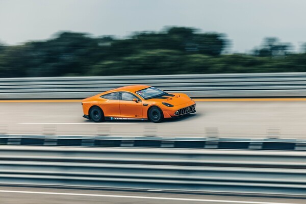 지난 25일 콘셉트 AMG GT XX가 이탈리아 나르도 테스트 트랙을 달리는 모습 (사진=메르세데스-AMG)