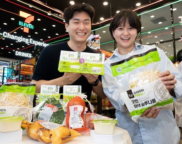 세븐일레븐 직원들이 물가안정 신선식품 할인행사를 홍보하고 있다. (사진=세븐일레븐)