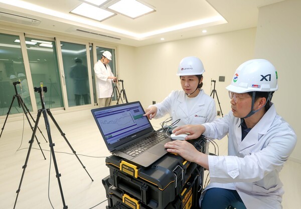 서울 서초구에 위치한 GS건설 R&D센터에서 LX하우시스와 GS건설 연구원들이 바닥충격음 테스트를 진행하고 있는 모습. (사진=LX하우시스)