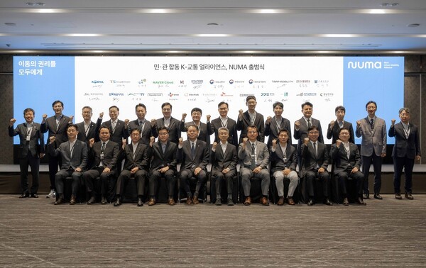 나채범 한화손해보험 대표(앞줄 오른쪽 첫번째)가 1일 오전 그랜드 워커힐 서울 호텔에서 열린 'NUMA' 출범식에 참여해  관계자들과 기념촬영을 하고 있다. (사진=한화손해보험)