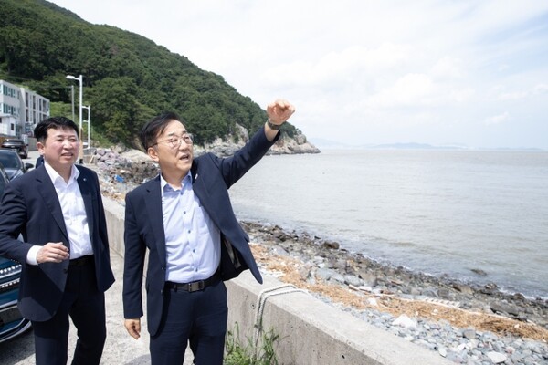 김윤덕 국토교통부 장관 (오른쪽) 가덕도신공항 현장점검 (사진=국토교통부)