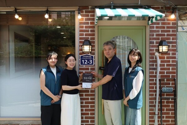 서울 성북구 '히포크라테스 스프'에서 열린 '청춘의 밥' 프로젝트 50호점 현판식에서 김경숙 대상주식회사 ESG경영실장(좌측부터 두 번째)과 김혁 '히포크라테스 스프' 대표(좌측부터 세 번째)가 대상 대학생봉사단원들과 기념사진을 촬영하고 있다. (사진=대상그룹)