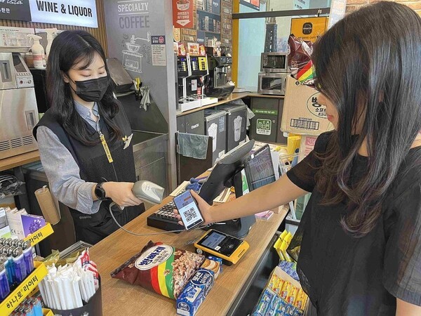 이마트24, 모바일 앱 QR 간편결제 첫 도입. (사진=이마트24)