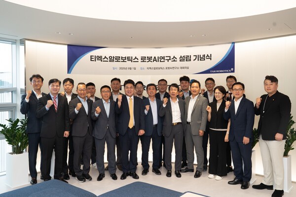 김창은 유진아이티서비스 대표이사(사진 앞줄 왼쪽 두번째부터), 정진학 유진그룹 사장, 엄인섭 티엑스알로보틱스 대표이사, 박광호 퍼시스 대표이사, 김진구 유진그룹 부사장, 최재호 유진기업 대표이사가 지난 1일 열린 티엑스알로보틱스 로봇AI연구소 설립 기념식에서 기념촬영을 하고 있다 (사진=유진그룹)