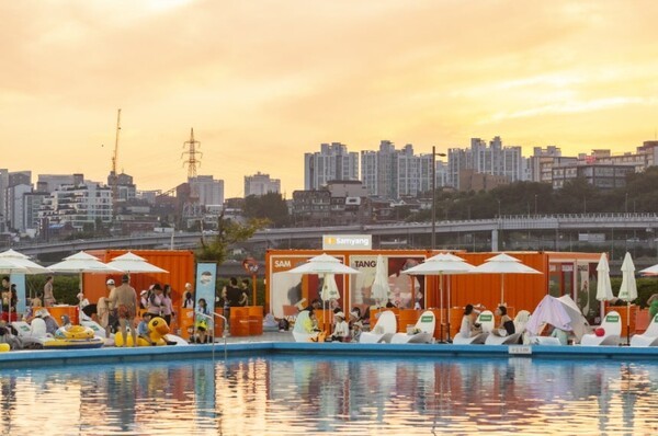 삼양식품 팝업존이 설치된 뚝섬한강공원 야외수영장 전경. (사진=삼양식품)