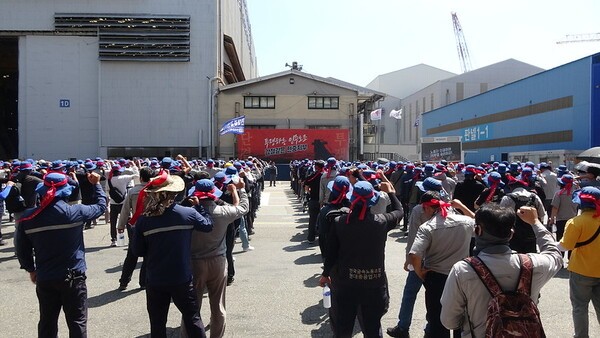 HD현대중공업 노조는 2일부터 5일까지 나흘간 부분파업에 돌입한다고 밝혔다. 사진은 지난 29일 울산조선소에서 4시간 동안 진행된 파업 집회 모습 (사진=HD현대중공업 노조)