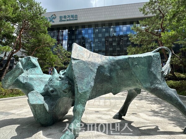 한국거래소 앞 동상 (사진=서울파이낸스 DB)