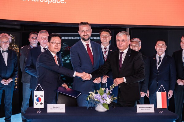 2일(현지시간) 폴란드 키엘체 국제 방산전에서 열린 천무 유도탄 생산을 위한 현지 JV 계약식에서 손재일 한화에어로스페이스 대표(앞줄 왼쪽), 브와디스와프 코시니악 카미슈 폴란드 부총리(앞줄 가운데), 피오트르 보이첵 WB그룹 회장(앞줄 오른쪽) 등 관계자들이 기념촬영하고 있다. (사진=한화에어로스페이스)