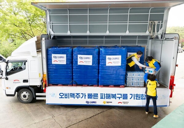 오비맥주가 가뭄 피해가 발생한 강원도 강릉시에 생수 1만병을 지원하고 있다.(사진=오비맥주)