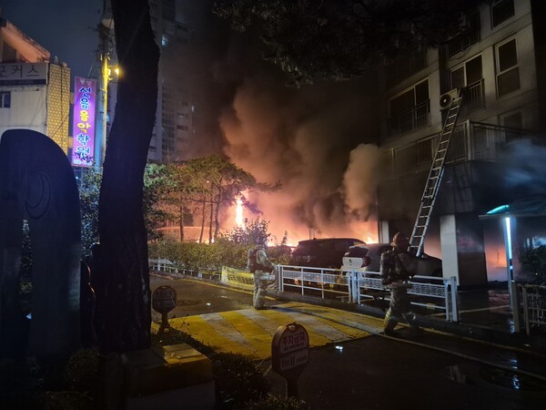 지난 7월17일 오후 경기 광명시 소하동 한 아파트 1층 필로티 주차장에서 불이 났다. 해당 사고로 사망자 6명을 포함해 65명의 대규모 인명피해가 발생했다. (사진=연합뉴스)