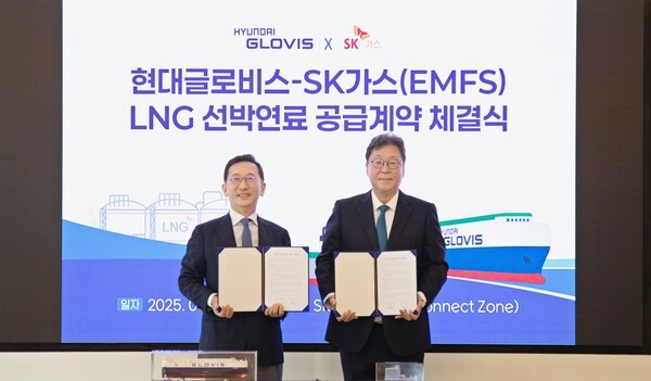 현대글로비스는 SK가스와 자동차운반선 연료 공급 인프라 확대를 위한 계약을 체결했다고 4일 밝혔다. 사진은 이규복 현대글로비스 대표이사(오른쪽)와 윤병석 SK가스 대표이사(왼쪽)가 LNG선박연료 공급계약 체결식 후 기념사진을 찍는 모습 (사진=현대글로비스)