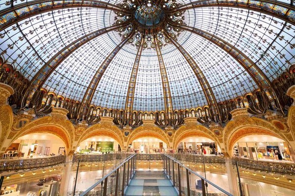 프랑스 파리에 위치한 갤러리 라파예트 오스만 지점(Galeries Lafayette Haussmann) 중앙에 있는 화려한 스테인드글라스 돔. (사진=롯데백화점)