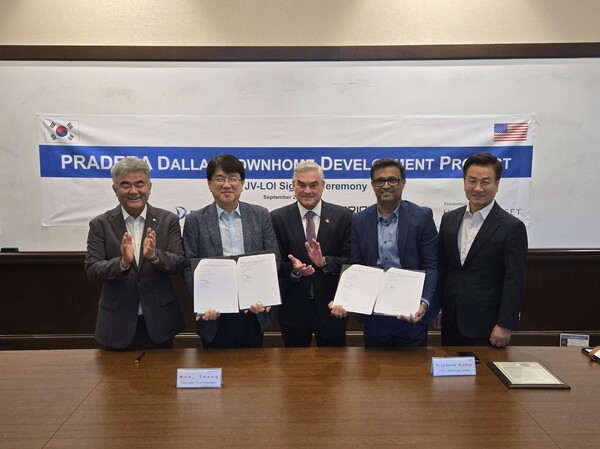 정원주 대우건설 회장(사진 왼쪽부터), 한승 대우건설 해외사업단장, 데이비드 브리스톨 Prosper 시장, 프라사나 쿠마르 Orion RE Capital CEO, 전유훈 한강에셋자산운용 총괄대표 MOU 체결 모습 (사진=대우건설)