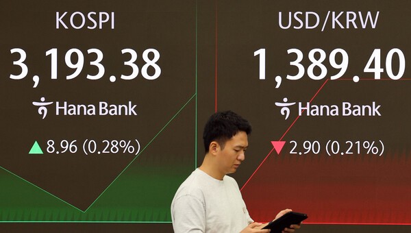 4일 오전 서울 중구 하나은행 본점 딜링룸 현황판에 코스피, 원/달러 환율, 코스닥 지수가 표시되고 있다. (사진=연합뉴스)