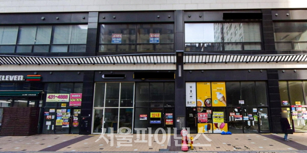 도로변의 한 상가건물에 임대문의 전단지가 붙어있다. (사진=서울파이낸스)