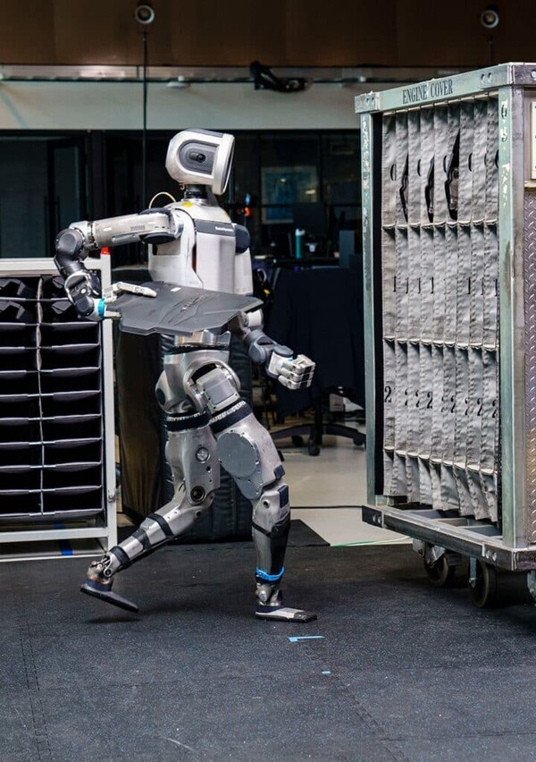 현대차그룹 보스턴다이나믹스 휴머노이드 로봇 아틀라스가 차량 부품을 분류하는 모습. (사진=보스턴다이나믹스)