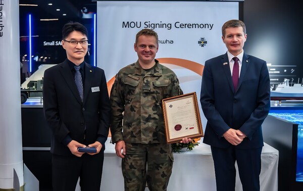 4일(현지시간) 폴란드 국제방위산업전시회에서 이부환 한화에어로스페이스 정밀유도무기 사업부장(왼쪽), 파웰 슈베클레이 WITU 소장(가운데), 야첵 한화에어로스페이스 유럽법인장이 155mm 탄약 관련 부품 현지 품질인증을 위한 양해각서를 체결하고 기념 촬영하고 있다. (사진=한화에어로스페이스) 
