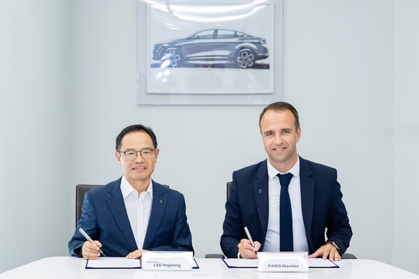 니콜라 파리 르노코리아 사장(오른쪽)과 이호중 대한LPG협회장이 지난 5일 서울 강남 르노코리아 본사에서 LPDi 하이브리드차 양산 개발을 위한 업무협약을 체결했다. (사진=르노코리아)
