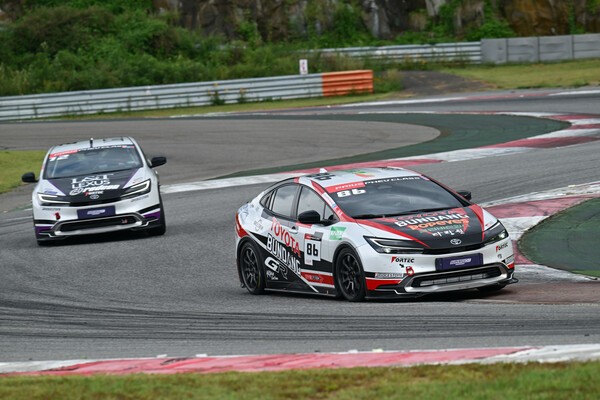 원메이크 레이스 프리우스 클래스에서 경주차들이 경합을 벌이는 모습 (사진=토요타코리아)